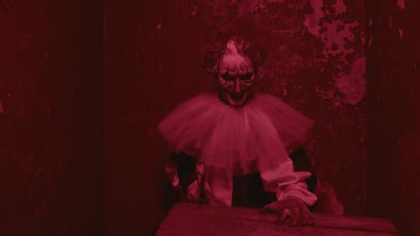 Средний Снимок Жуткого Психа Костюме Клоуна Бьющего Топором Столу Сидящего — стоковое видео
