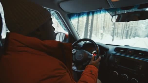 Черный Мужчина Водит Машину Разговаривает Кем Время Поездки Снежный Лес — стоковое видео