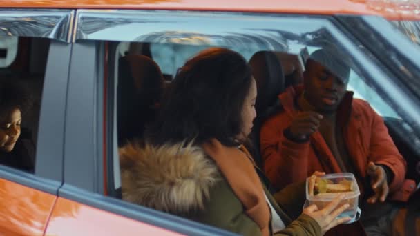 Ebeveynler Erkek Çocukları Kış Tatilinde Arabada Dinlenirken Yemek Kutusundan Sandviç — Stok video