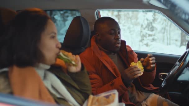 Selektivt Fokus Svart Man Äter Smörgås Med Sin Fru Sitter — Stockvideo