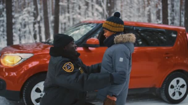 Amigável Policial Afro Americano Dando Soco Punho Para Menino Quando — Vídeo de Stock