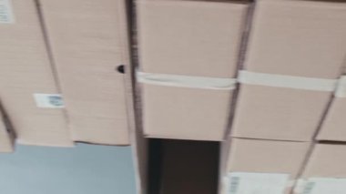 Ofiste çalışırken ve sevkiyatlar için paket hazırlarken kadınların ellerini dikey çekerek kutunun üstüne koymaları.