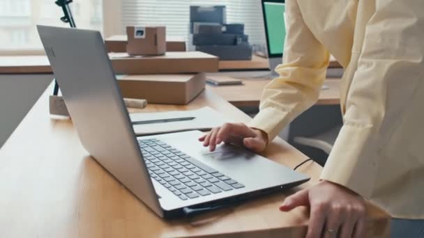 Incline Tiro Jovem Mulher Dobrando Sobre Mesa Com Laptop Enquanto — Vídeo de Stock