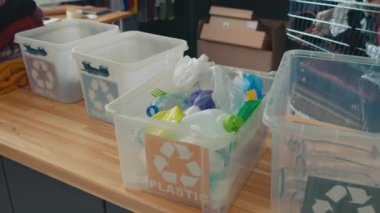 Çevre dostu gönüllü organizasyonun ofisinde plastik ve diğer çöpleri toplamak için konteynırı kapatın.