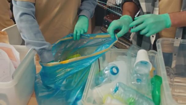 Naklonit Záběr Členů Recyklační Organizace Třídění Odpadu Různých Kontejnerů Při — Stock video