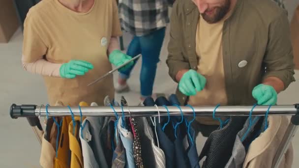 Vue Grand Angle Homme Regardant Rack Avec Des Vêtements Occasion — Video