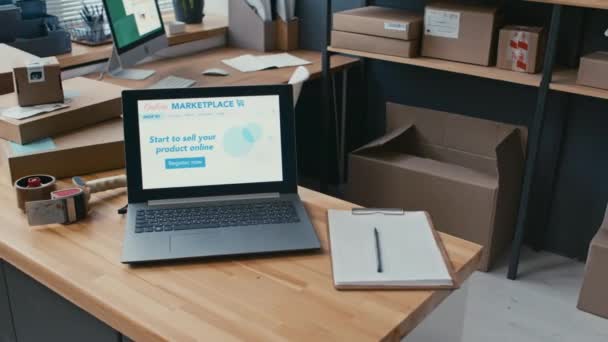 Medium Bild Skärmen Laptop Med Hemsida För Online Marknadsplats Skrivbordet — Stockvideo
