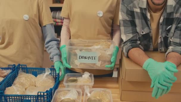 放大捐赠中心一组志愿者的肖像照片 用一盒盒食物供应给有需要的人 看着相机 — 图库视频影像
