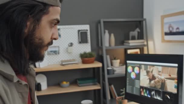 Крупним Планом Нахиляючи Знімок Молодого Бородатого Арабського Чоловіка Графічного Дизайнера — стокове відео