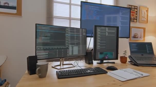 Celoobloukový Záběr Stolu Programátora Nebo Softwarového Inženýra Pracujícího Vzdáleně Domova — Stock video
