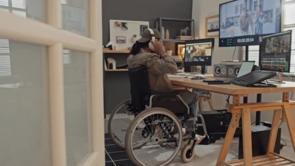 Özürlü Bir Gencin Evinde Tekerlekli Sandalyede Oturup Kulaklık Takıp Profesyonel — Stok video