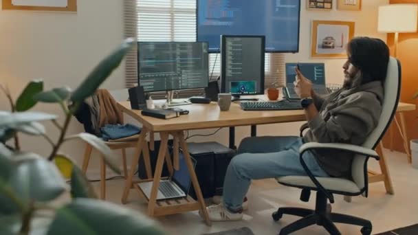 컴퓨터 코드와 노트북과 화면과 책상에 소프트웨어 개발자의 그리고 직장에서 휴식을 — 비디오