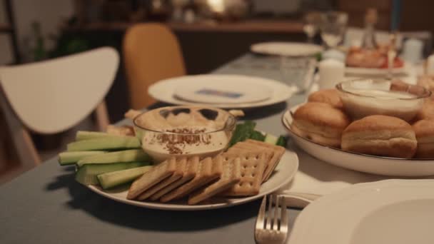 Närbild Tallrikar Med Traditionell Judisk Mat Ljusupplyst Bord För Hanukkah — Stockvideo
