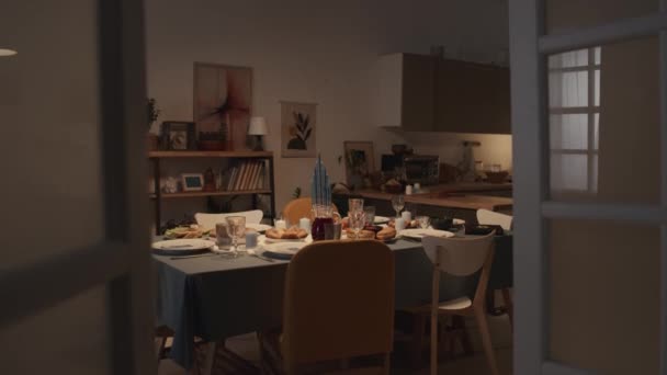 Повний Знімок Обіднього Столу Підготовленого Святкування Хануки Єврейському Сімейному Будинку — стокове відео
