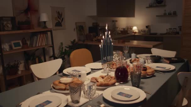Mittlere Aufnahme Des Festlich Gedeckten Tisches Für Das Chanukka Abendessen — Stockvideo