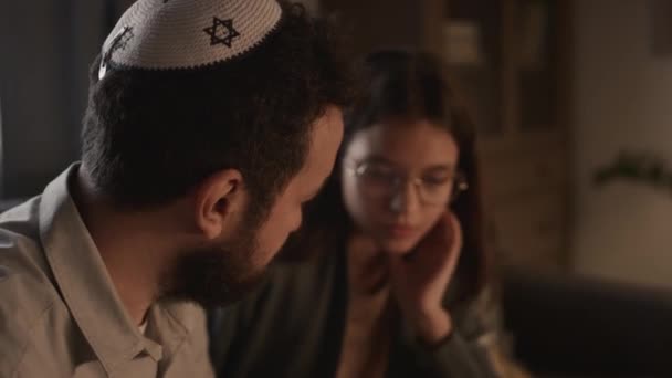 Close Tilting Shot Jewish Father Beard Wearing Yarmulke Skullcap Sitting — Stock Video