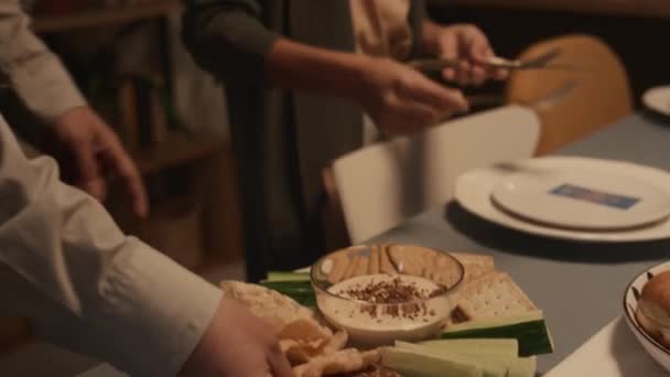 Närbild Lutande Skott Judisk Familj Gör Sig Redo För Hanukkah — Stockvideo