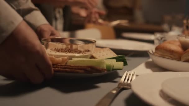 Detailní Záběr Rukou Členů Židovské Rodiny Připravujících Stůl Slavnostní Večeři — Stock video