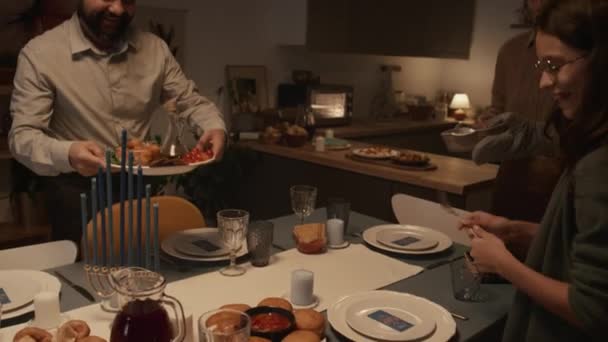 Tiro Médio Mãe Judaica Pai Filha Que Prepara Mesa Jantar — Vídeo de Stock