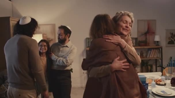 Mediana Toma Mujer Judía Saludando Abrazando Una Amiga Que Llega — Vídeos de Stock