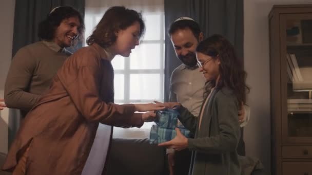 Μέτριο Πλάνο Του Νεαρού Εβραίου Κοριτσιού Γυαλιά Που Λαμβάνει Δώρα — Αρχείο Βίντεο