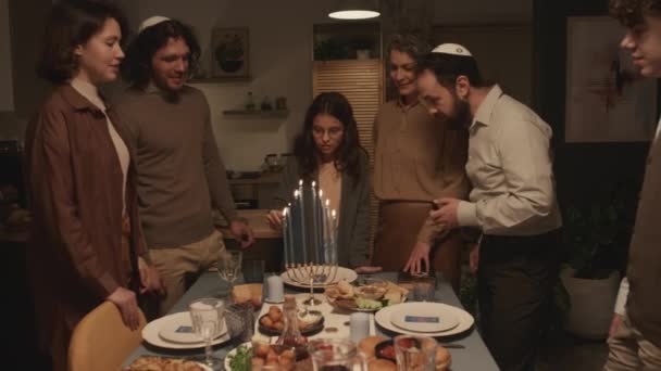 Повний Знімок Підліткової Єврейської Дівчини Окулярах Стоїть Обіднім Столом Членами — стокове відео