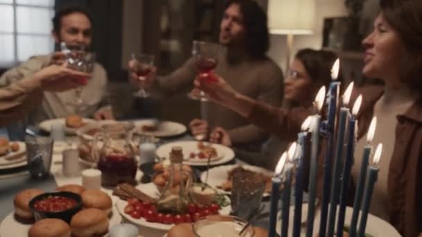 Tiro Médio Família Judaica Feliz Desfrutando Jantar Juntos Para Celebrar — Vídeo de Stock