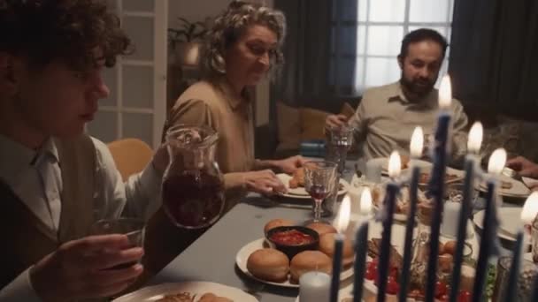 하누카 휴일의 마지막 식사를 유대인 가족의 휴머스 그리고 전경에서 메나에 — 비디오