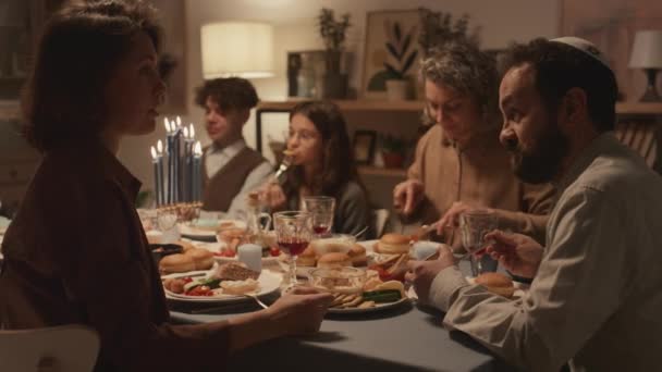 Μέτριο Πλάνο Της Εβραϊκής Οικογένειας Κάθεται Γύρω Εορταστικό Τραπέζι Και — Αρχείο Βίντεο