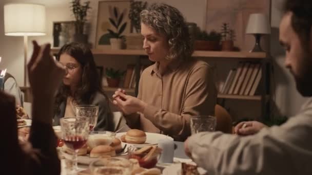 하누카 테이블 주위에 유대인 가족의 전통적인 식사를 즐기는 맛있는 주위를 — 비디오