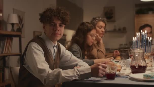 가족과 테이블에 유대인 소년의 초상화 어머니 아버지와 여동생 전통적인 식사를 — 비디오