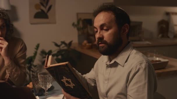 Μέτριο Πλάνο Του Μεσήλικα Εβραίου Άνδρα Kippah Κάθεται Εορταστικό Δείπνο — Αρχείο Βίντεο