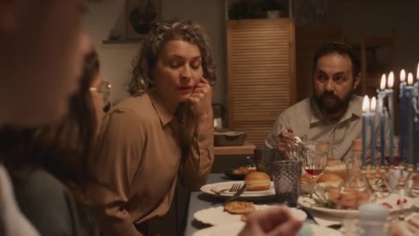 Hanukkah 축하하는 테이블에 머리를 유대인 여성의 그녀의 아이들과 이야기 키파에서 — 비디오