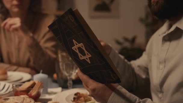 하누카 샤바트에 가족과 친구와 테이블에 수없는 유대인 남자의 클로즈업 덮개에 — 비디오