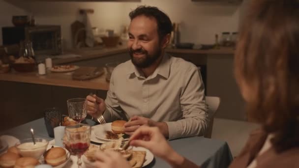 Середній Знімок Єврейського Чоловіка Середнього Віку Бородою Кіппі Сидячи Святковим — стокове відео
