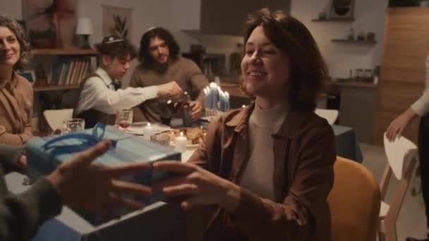 유대인 여자의 여동생에게 선물을주고 구성원이 테이블에 앉아서 식사를 준비하는 하누카 — 비디오