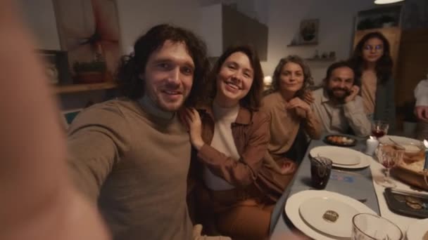 Середній Селфі Знімок Молодого Єврея Киппі Сидить Обіднім Столом Дружиною — стокове відео