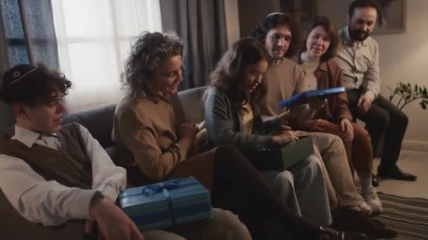 Full Bild Judisk Familj Med Sex Sittande Tillsammans Vardagsrummet Ung — Stockvideo