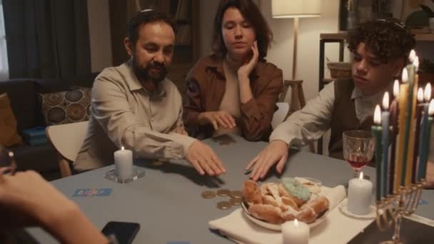 Orta Yaşlı Yahudi Bir Adamın Kipah Çocuklarıyla Birlikte Hanuka Masada — Stok video