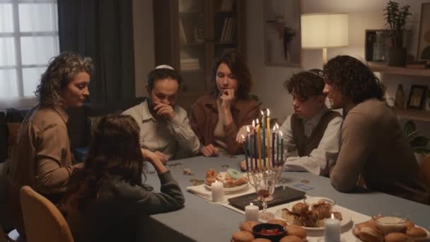 Foto Lengkap Keluarga Yahudi Yang Terdiri Dari Enam Orang Duduk — Stok Video