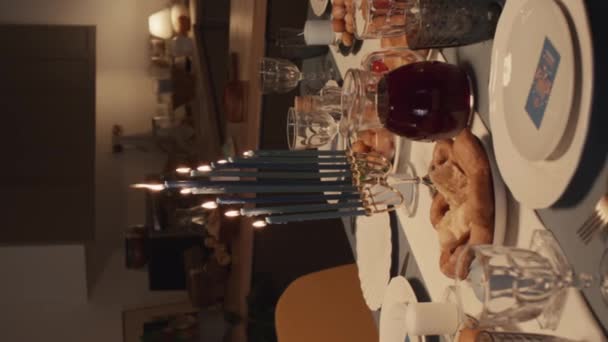 Vertikale Aufnahme Des Tisches Mit Traditionellen Jüdischen Speisen Die Für — Stockvideo