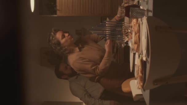 Tiro Vertical Portátil Livre Dona Casa Judaica Que Põe Mesa — Vídeo de Stock