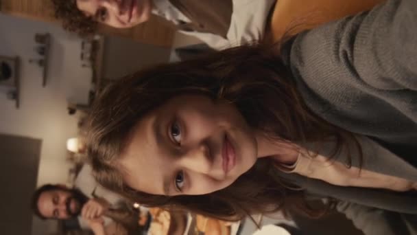 Середній Вертикальний Знімок Підліткової Єврейської Дівчини Яка Сидить Навколо Обіднього — стокове відео
