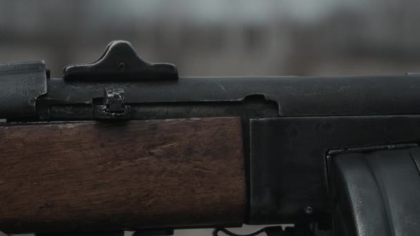 Tarihi Canlandırma Sırasında Tanınmayan Askerin Eski Tüfeği Ateşlediği Yakın Çekim — Stok video
