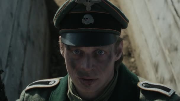 Vysoký Úhel Zblízka Portrét Muže Historické Uniformě Německého Vojáka Stojícího — Stock video