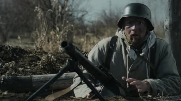 一名身穿历史性军服的白种人身着中空军装参加了二战重制 从战斗洞里逃出来的镜头 — 图库视频影像