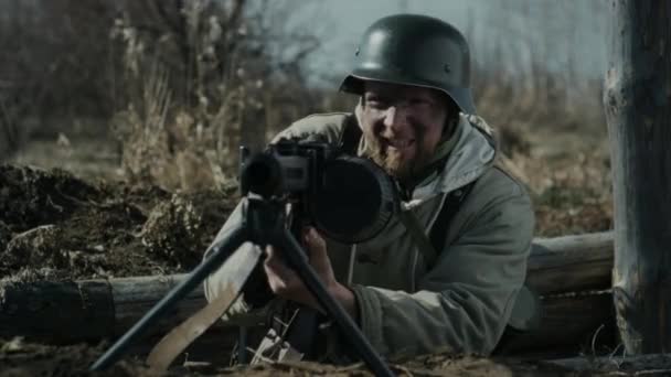 Средний Портрет Советского Солдата Шлеме Стоящего Боевом Пулемете Реконструкция Второй — стоковое видео