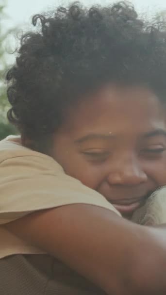 Vertikal Slow Motion Närbild Glad Afroamerikansk Pojke Kramar Sin Vita — Stockvideo