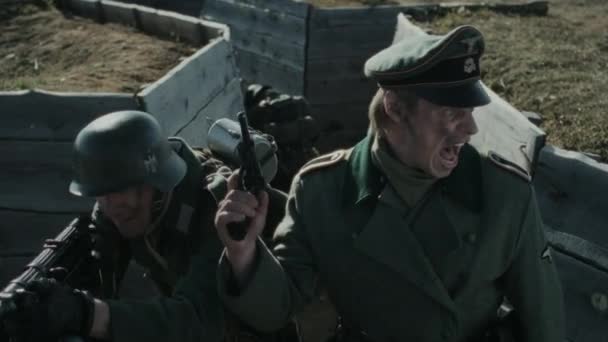 第二次世界大战重演时 德国国防军军官持枪站在战壕中指挥士兵 — 图库视频影像