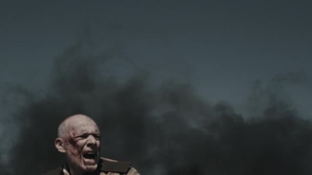 Kinci Dünya Savaşı Canlandırması Için Bağıran Ateş Eden Olgun Kızıl — Stok video